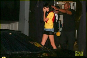 kendall-jenner-wears-tie-dye-shirt-01.jpg