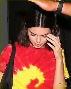 kendall-jenner-wears-tie-dye-shirt-02.jpg