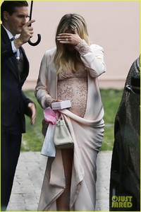 khloe-kardashian-celebrates-baby-shower-with-family-friends-07.jpg
