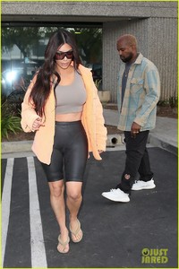 kim-kardashian-kanye-west-kourtney-kardashian-shopping-march-2018-00.jpg