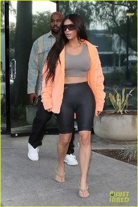 kim-kardashian-kanye-west-kourtney-kardashian-shopping-march-2018-07.jpg