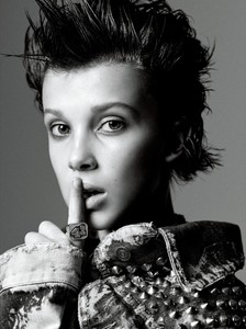 kinopoisk.ru-Millie-Bobby-Brown-2838782.thumb.jpg.f6bc12bc04ecaa166555734e3c3adf46.jpg