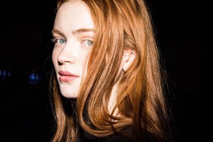 kinopoisk.ru-Sadie-Sink-3074656.thumb.jpg.fa3727a7879f025e894830a4d49abff2.jpg