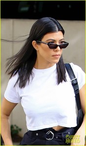 kourtney-kardashian-art-class-march-2018-03.jpg