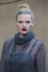 lara-stone-chanel-fashion-show-fw18-in-paris-2.jpg