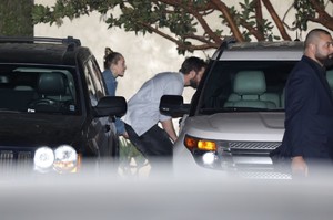 miley-cyrus-and-liam-hemsworth-at-nobu-in-malibu-12-09-2017-0.thumb.jpg.33f6bec0232a71028456da04e69d3d40.jpg