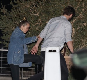 miley-cyrus-and-liam-hemsworth-at-nobu-in-malibu-12-09-2017-1.thumb.jpg.56f91b0339c9525b3a9f943411947015.jpg