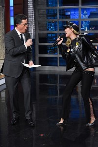miley-cyrus-appeared-on-the-late-show-with-stephen-colbert-in-nyc-1.jpg