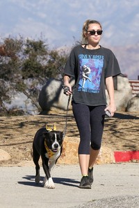 miley-cyrus-hike-with-her-dog-mary-jane-in-studio-city-4.jpg