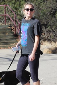miley-cyrus-hike-with-her-dog-mary-jane-in-studio-city-5.jpg