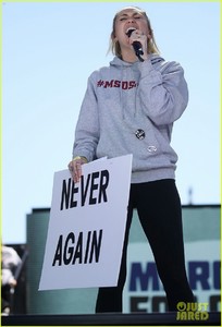 miley-cyrus-march-for-our-lives-01.jpg