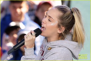 miley-cyrus-march-for-our-lives-02.jpg