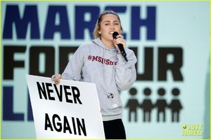 miley-cyrus-march-for-our-lives-03.jpg