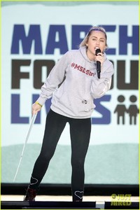 miley-cyrus-march-for-our-lives-04.jpg