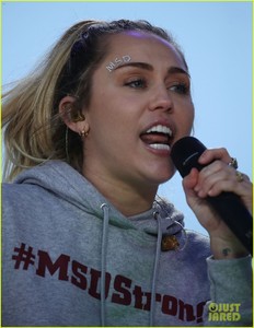 miley-cyrus-march-for-our-lives-05.jpg