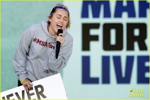 miley-cyrus-march-for-our-lives-07.jpg