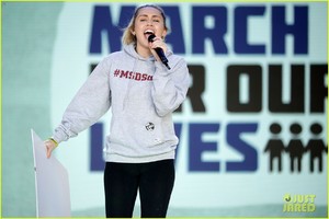 miley-cyrus-march-for-our-lives-08.jpg