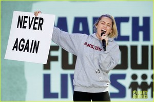 miley-cyrus-march-for-our-lives-09.jpg