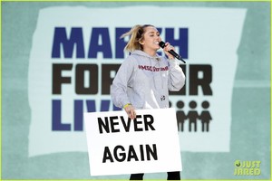 miley-cyrus-march-for-our-lives-10.jpg
