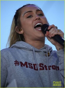 miley-cyrus-march-for-our-lives-12.jpg