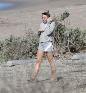 miley-cyrus-on-the-beach-in-malibu-03-14-2018-0.jpg