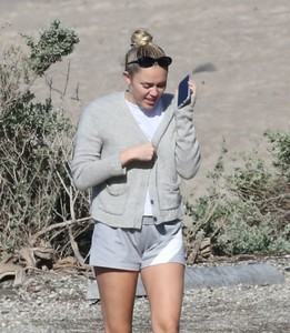 miley-cyrus-on-the-beach-in-malibu-03-14-2018-4.jpg