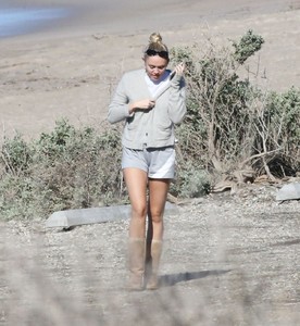 miley-cyrus-on-the-beach-in-malibu-03-14-2018-5.jpg