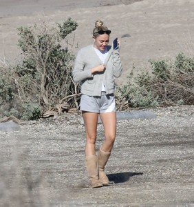 miley-cyrus-on-the-beach-in-malibu-03-14-2018-6.jpg