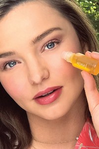 miranda-kerr-noni-radiant-eye-oil-_p.thumb.jpg.a4a7352f052428e8a16ed0414ab7604f.jpg