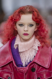 miu-miu-clpa-rf18-0527.thumb.jpg.7f1e2b4b69faacd20e5205afa937087c.jpg