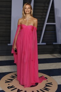 natasha-poly-2018-vanity-fair-oscar-party-in-beverly-hills-4.thumb.jpg.e96099118b865ed6eb2b88e6bc3831b1.jpg