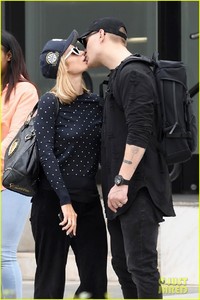 paris-hilton-chris-zylka-kiss-march-2018-01.jpg