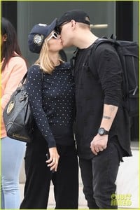 paris-hilton-chris-zylka-kiss-march-2018-03.jpg