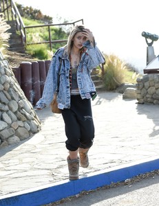 paris-jackson-leaving-the-mulholland-overlook-in-la-03-18-2018-5.jpg