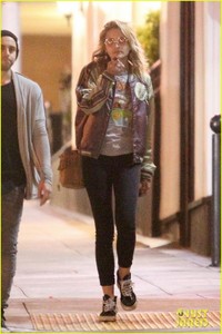 paris-jackson-out-to-dinner-friends-01.jpg