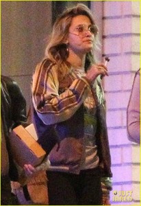 paris-jackson-out-to-dinner-friends-02.jpg