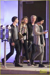 paris-jackson-out-to-dinner-friends-03.jpg