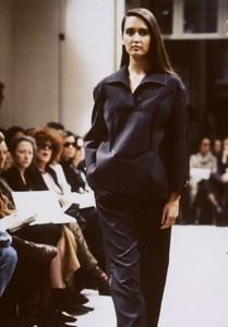 prada-fw-1989-3.thumb.jpg.af1b5d90f7d3b8ddd410475dbed63868.jpg