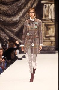 rifat-ozbek-fw-1993-6.thumb.jpg.4f36dbc4482cb9ef96d334b34e78b2fe.jpg