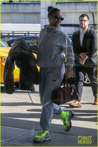 rihanna-jfk-airport-february-2018-01.jpg