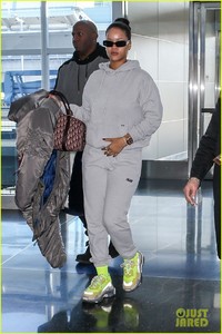 rihanna-jfk-airport-february-2018-02.jpg