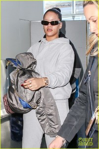 rihanna-jfk-airport-february-2018-03.jpg