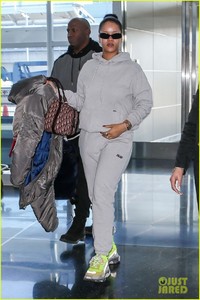 rihanna-jfk-airport-february-2018-05.jpg