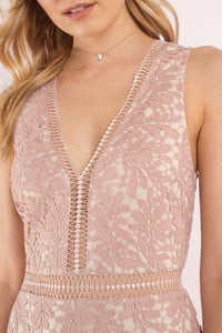 rose-and-nude-lei-lace-v-neck-ladder-trim-bodycon-dress2.jpg
