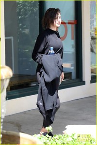 selena-gomez-pilates-class-10.jpg