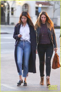 selena-gomez-steps-out-for-dinner-in-studio-city-10.jpg