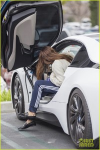 sofia-richie-was-spotted-driving-one-of-the-coolest-cars-02.jpg
