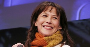 sophie-marceau-le-petit-geste-de-cyril-lignac-qui-ne-passe-pas-inapercu-932573.thumb.jpg.f05eccef9b8fc56c30ceac938a22e9cf.jpg