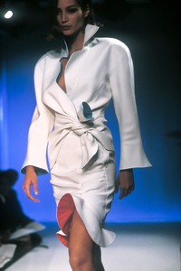 thierry-mugler-ss-1990-6.thumb.jpg.b23826b18be7f284555c4c7f9188d47c.jpg