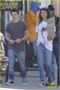 tom-holland-zendaya-spider-man-statue-01.jpg